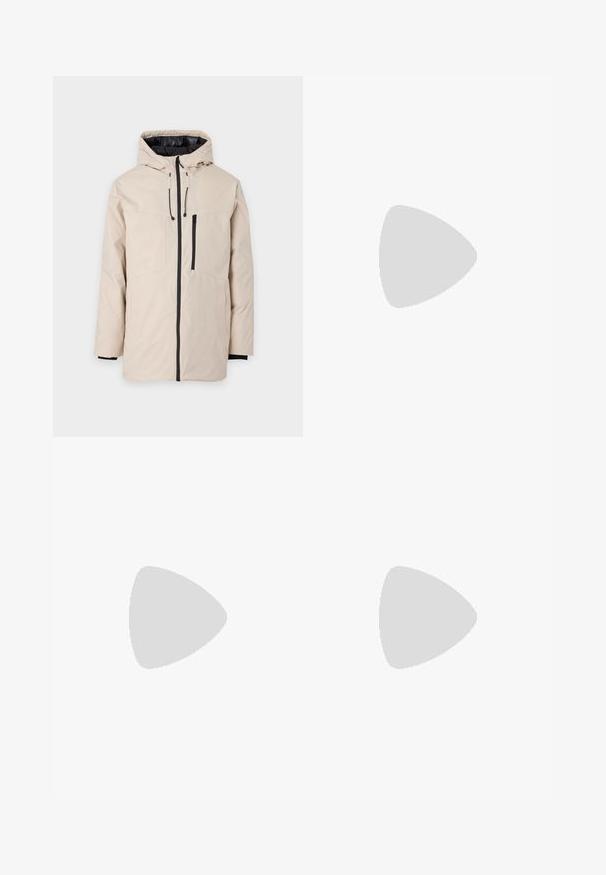 Beige Outdoor-Jacke mit Kapuze, ausgestattet mit einem schwarzen Futter, einem Reißverschluss und zwei seitlichen Taschen. Glatte Textur mit verstellbaren Kordelzügen.; Marineblaue Baumwollhemd mit Knopfleiste, klassischem Kragen, langen Ärmeln und einem kleinen gestickten Logo auf der Brust.; Braune, maßgeschneiderte Hosen mit flachem Frontdesign, zwei seitlichen Taschen und Knopfverschluss. Glattes, leichtes Material mit geradem Bein.; Schwarze Lederschuhe mit einer runden Spitze, Schnürdesign und dicker, strukturierter Sohle. Getragen mit maßgeschneiderten schwarzen Hosen und einem gerippten Pullover.