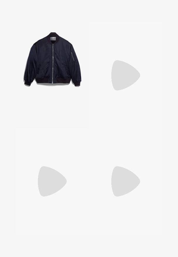 Giacca bomber della marina realizzata in tessuto liscio, con polsini e orlo a costine, due tasche laterali, una tasca con zip sulla manica e una zip frontale.; T-shirt bianca a maniche corte realizzata in tessuto a costine. Collo rotondo, vestibilità regolare e dettagli di cucitura sottili. Senza motivi o grafiche.; Gonna midi bianca in maglia con un motivo testurizzato a righe verticali e dettagli a taglio vicino all'orlo. Vita elasticizzata. Materiale morbido.; Pantofole da balletto nere in pelle con punta arrotondata, texture liscia, dettagli di cucitura minimi e design con suola flessibile.; Borsa a tracolla in pelle marrone con chiusura a pattina, hardware color oro, tracolla e una finitura liscia. Forma rettangolare compatta.