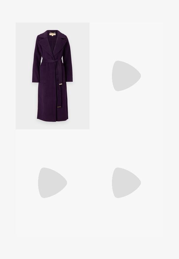 Cappotto trench in lana viola con colletto a serafino, vita abbottonata e due tasche frontali. Presenta una superficie liscia e dettagli in hardware dorato.; T-shirt bianca cropped realizzata in tessuto morbido, con maniche corte, scollo rotondo e dettagli a costine sull'orlo. Design semplice e senza fronzoli.; Pantaloni tailored blu navy a gamba dritta, caratterizzati da una texture liscia, due tasche frontali e una vita pulita.; Décolleté in pelle verniciata nera con design a punta e silhouette elegante. Presenta una finitura liscia e lucida e un tacco a stiletto sottile.