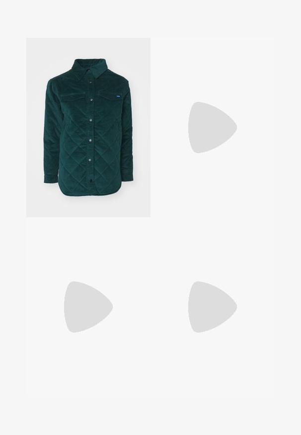 Veste chemise matelassée en velours côtelé vert foncé avec un devant à boutons, deux poches poitrine et un col classique. Tissu texturé avec un motif en losange.; T-shirt en coton bleu clair à manches courtes avec col rond et petit logo Carhartt jaune et rouge sur la poitrine gauche.; Pantalons en denim bleu à jambes larges avec taille haute, couture contrastée et poches latérales, présentant un design classique à cinq poches et des ourlets bruts.; Baskets en suède beige avec des accents roses, présentant trois rayures superposées, un embout texturé et une semelle en caoutchouc avec des rainures.