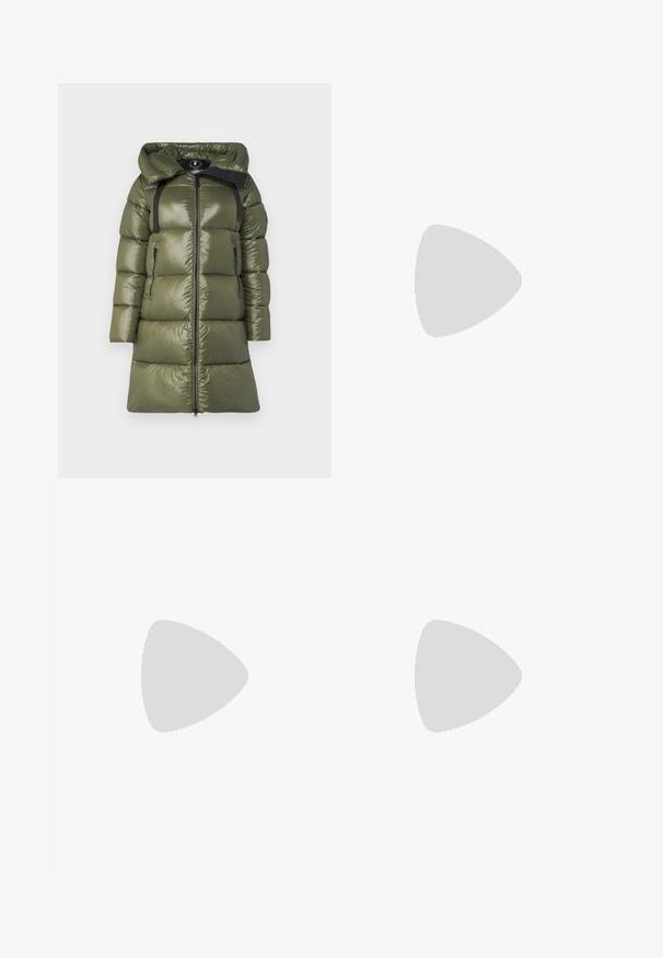 Giacca a vento verde oliva con finitura lucida, dotata di cappuccio, spalline nere e due tasche laterali con zip. Taglio dritto con zip frontale.; Maglietta in cotone nera con scollatura tonda, maniche corte e logo ricamato sul petto. Design semplice e vestibilità rilassata senza motivi.; Pantaloni neri su misura con un design a gamba dritta, caratterizzati da una texture liscia e pieghe ben definite sul davanti. Senza hardware visibile.; Sandalo con tacco in pelle nera, con cinturino alla caviglia regolabile, design open toe e tacco quadrato. Texture liscia, stile minimalista.