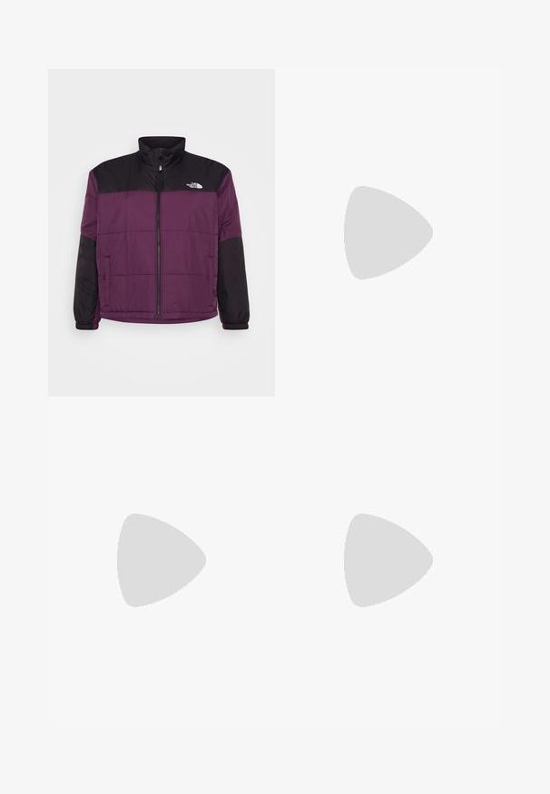 The North Face GOSEI PUFFER  - Lett jakke - black currant purple; Svart langermet T-skjorte laget av bomull med rund hals. Har en liten hvit logo på venstre brystområde. Enkelt design og passform.; Svarte nylon cargo-bukser med glidelås og justerbare mansjetter, flere lommer og en logo på høyre bein. Glatt, lett tekstur.; Beige og krem joggesko med teksturert mesh-overdel, støttende overlegg og gummisåle med et mønster for godt grep.