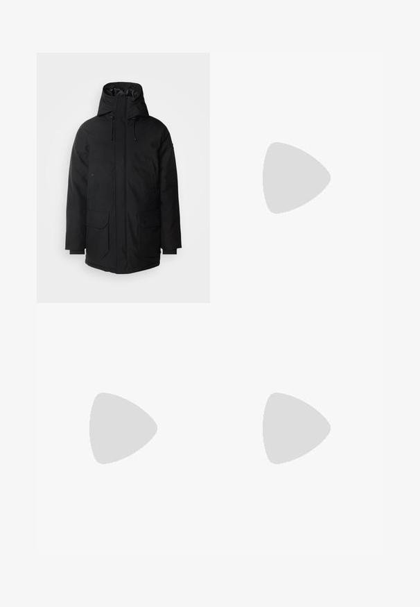 Schott Vinterfrakke - black; To korteærmede skjorter: en ensfarvet sort og en hvid med sorte lodrette striber. Begge har knaplukninger og en klassisk krave.; Sorte denimbukser med lige ben, fem lomme-design og knaplukning foran. Glat tekstur med minimale syninger.; Sorte læder loafers med rund tå, der har et syet design, lav platformssål og en struktureret, skridsikker gummisål.