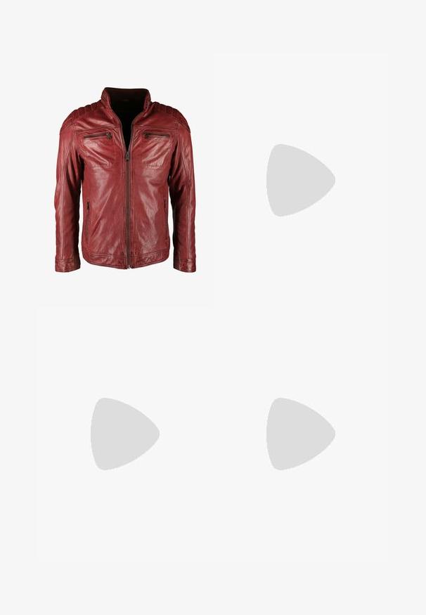 Rote Lederjacke mit Reißverschluss, zwei vorderen Reißverschluss-Taschen, strukturiertem Finish und gesteppte Akzente an den Schultern.; Weißes T-Shirt mit kurzen Ärmeln aus weicher Baumwolle. Crew-Hals Design mit lässiger Passform und ohne sichtbare Logos oder Muster.; Weite Jeans aus Denim in mittlerem Blau mit strukturierter Oberfläche. Besitzt eine Gürtelschlaufe in der Taille, vordere Taschen und gestickte Nähte.; Schwarze Lederclogs mit abgerundetem Zehenbereich, einem Riemen und einer Schnallendetail sowie einem Korkfußbett, das eine strukturiertes Gummisohle aufweist.
