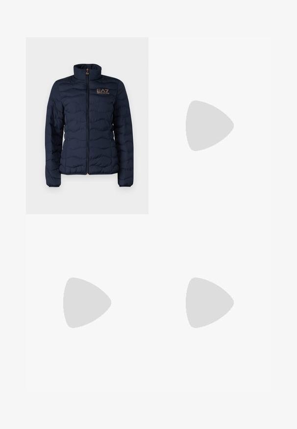 EA7 Emporio Armani Vinterjakke - navy; Lyseblå kortermet strikket topp med vertikal ribbet tekstur og rund hals. Stoffet har diskret detaljer med en tettsittende nederkant.; Lyseblå vide bukser med vertikale hvite striper. Laget av glatt materiale, med forkant-falte og et rent midjebånd-design.; Hvit, marineblå og lyseblå semsket sneakers med tykk såle og sirkulært brodert logo på siden.