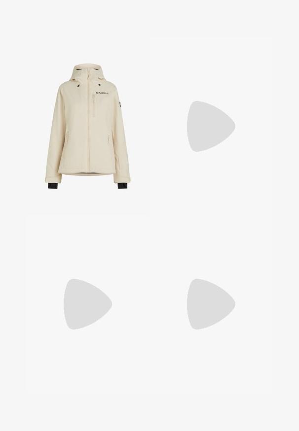 Giacca impermeabile beige con cappuccio staccabile, due tasche laterali con zip e una tasca sul petto con zip; presenta un logo nero e polsini regolabili.; T-shirt di cotone blu chiaro con scollatura rotonda. Presenta una grafica bianca di una palma e testo sull'area sinistra del petto. Maniche corte.; Pantaloni felpati neri a gamba larga realizzati in tessuto morbido, con un elastico in vita e un piccolo logo sul lato sinistro.; Sneakers bianche con strisce nere e accenti in suede beige. Presentano una suola in gomma texturizzata e lacci bianchi piatti, indossate con calzini di colore chiaro.