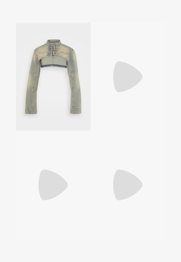 Jaqueta de denim curta em azul claro, com mangas longas, gola alta e fechos de fivela dupla na frente. Textura desbotada por toda a peça.; Vestido preto de um ombro, feito de tecido drapeado, com um detalhe dourado no ombro, textura suave e design até ao joelho.; Sandal de biqueira pontuda em bege com acabamento preto, fivela dourada e um salto bloco sólido, em um chão cinza com fundo verde escuro.; Óculos de sol pretos em formato de gato com lentes escuras, armações grossas e acentos subtis. Usados com um casaco preto e uma blusa cinza, apresentando cabelo longo e liso.