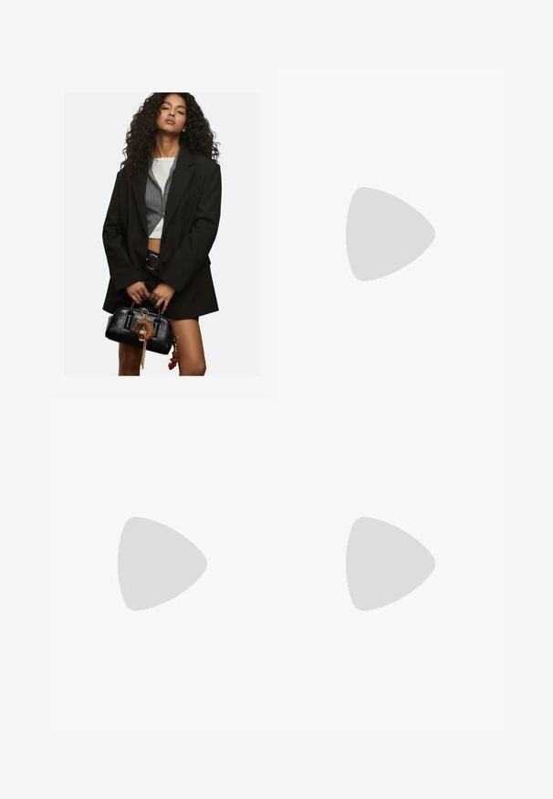 Una giovane donna con capelli ricci, che indossa un blazer nero a strati e un top corto, che tiene una borsa nera adornata con charm a forma di portachiavi.; Top senza maniche nero realizzato in tessuto morbido, caratterizzato da un collo arrotondato e un design aderente senza motivi visibili o decorazioni.; Pantaloni neri a gamba dritta, con tasche frontali e spacchi laterali all'orlo. Realizzati in tessuto morbido e liscio. Adatti a diverse occasioni.; Bershka Sandali con tacco - black