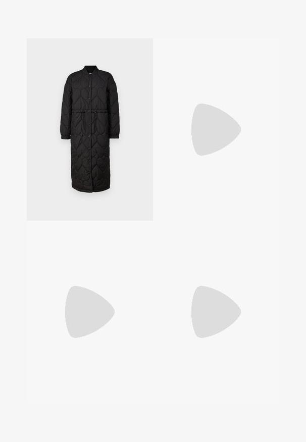Abrigo largo negro acolchado con cuello redondo, botones a presión, cintura con cordón y puños acanalados, con un patrón de hojas texturizado.; Camiseta de algodón negra con cuello redondo, mangas cortas y un logo bordado en el pecho. Ajuste simple y relajado sin patrones.; Pantalones negros ajustados con un diseño de pierna recta, que presentan una textura suave y pliegues nítidos en el frente. Sin herrajes visibles.; Sandalia de tacón negro de cuero con correa en el tobillo ajustable, diseño de punta abierta y tacón cuadrado. Textura suave, estilo minimalista.