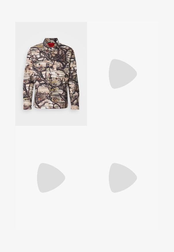 Langærmet skjorte med camouflage mønster, der inkluderer grene, blade og fugle. Lavet af mønstret stof med knapper og to forlommer.; Sort kortærmet T-shirt lavet af en glat bomuldsblanding, med en rund halsudskæring og et minimalistisk design uden mønstre eller accenter.; Sorte bukser lavet af glat stof, med frontknaplukning, pressefolder og lige ben. Ingen synlige mønstre eller accenter.; Sorte lædersneakers med en glat overflade, beige gummisål, snørebåndsdesign og en kontrastfarvet hæl.