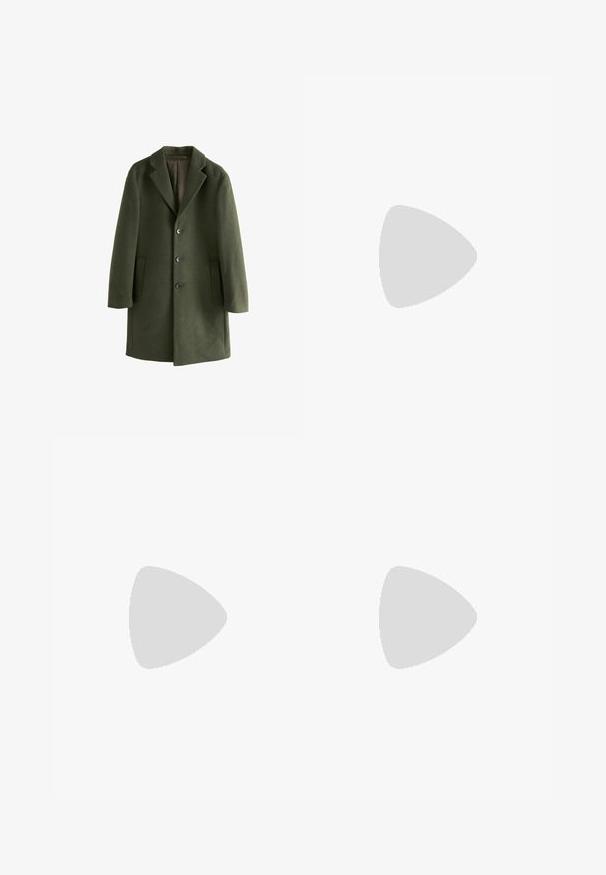 Olivgrüner Wollmischungs-Mantel mit Reverskragen, Fronttaschen und vier Knöpfen. Glatte Textur und strukturierte Silhouette.; Weißes Langarmhemd aus glattem Stoff, mit button-up Front, spitzem Kragen und abgerundetem Saum mit geknöpften Bündchen.; Weit geschnittene Hosen aus dunkelgrauem Stoff. Merkmale sind Falten an der Taille, ein maßgeschneiderter Schnitt und eine gerade Silhouette.; Graue Wildledersneaker mit cremefarbenen Akzenten, ausgestattet mit drei diagonalen Streifen, einer strukturierten braunen Gummisohle und einem Logodetail an der Seite.