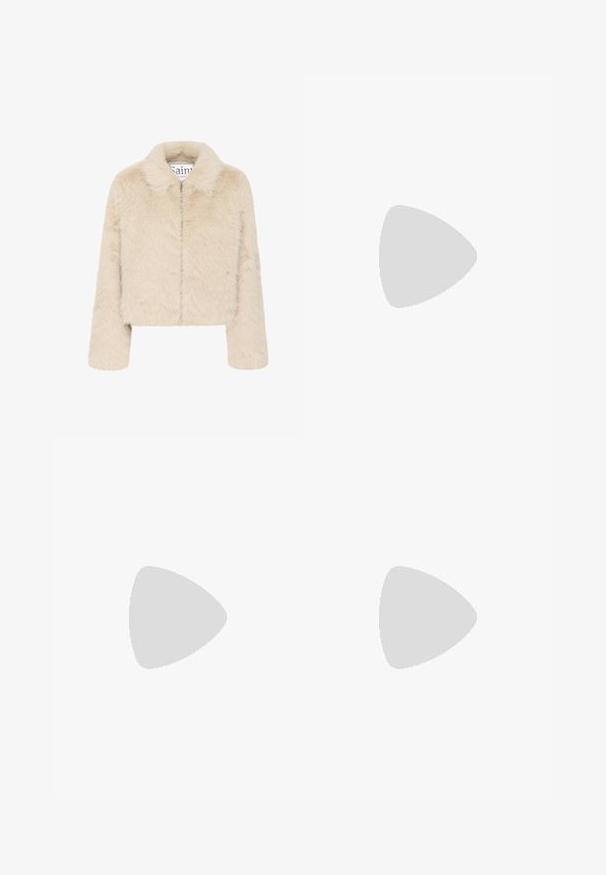 Saint Tropez ZASELINE - Talvejope - creme; Lühendatud, heledast hallist kudumist valmistatud sviiter kõrge kraega ja ribidega mansettidega, millel on tekstuursed nööri mustrid seljal ja külgedel.; Laiad püksid helesbežis värvitoonis, valmistatud siledast kangast. Omavad klassikalist vööd ja siledat fronti puhaste joontega.; Pruunid suede Chelsea saapad elastsete külgpaneelidega ja paksu, tekstureeritud platvormitald. Omab kandmismugavuse jaoks kandaabi kandmisel.