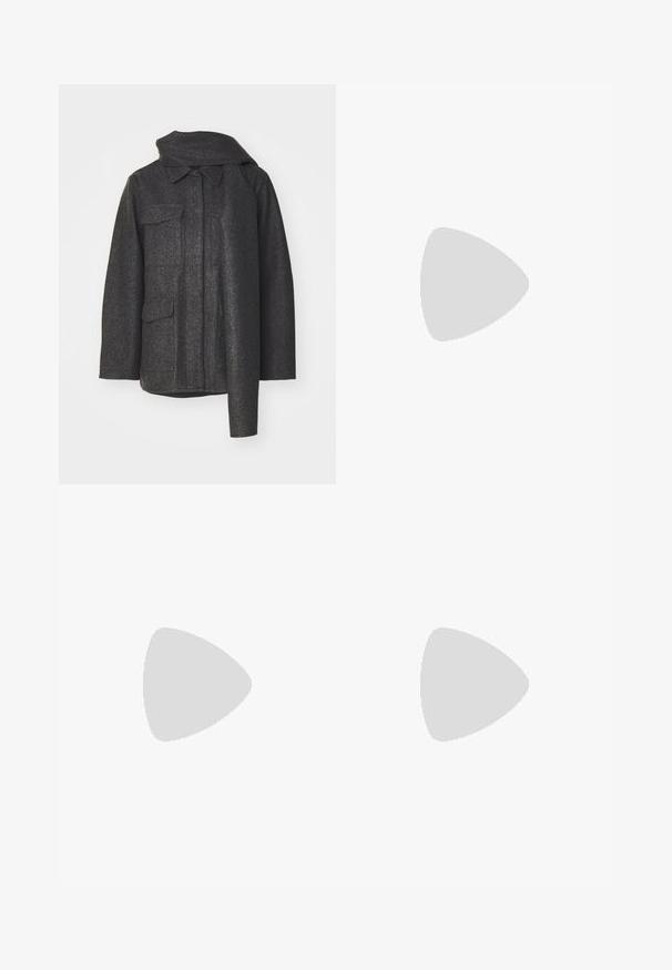 Tmavošedý vlnený kabát s vysokým golierom, dvoma prednými vreckami a čistým, štruktúrovaným siluetou. Obsahuje textúrovanú tkaninu a minimalistický dizajn.; Tmavo šedý, skrátený sveter s dlhými rukávmi, okrúhlym výstrihom a textúrovaným povrchom. Jednoduchý dizajn bez vzorov alebo ozdôb.; Čierne nohavice so strihom rovného strihu, s prednými vreckami a bočnými rozparkami na leme. Vyrobené z mäkkej, hladkej tkaniny. Vhodné na rôzne príležitosti.; Čierne členkové topánky z hladkej kože, so bočným zipsom, robustnou textúrovanou pätnou časťou a zaobleným dizajnom špičky.