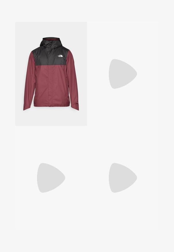 The North Face M QUEST ZIP-IN JACKET - EU - Jakna za nošenje na otvorenom - alpine plum/black; Crna majica kratkih rukava od pamuka, s okruglim izrezom i malim bijelim logotipom na gornjem lijevom dijelu prsnog koša.; Crne sportske hlače od lagane tkanine, s pojasom na vezanje, bočnim džepovima i suženim manžetama na gležnjevima.; Crne trail trkačke cipele s teksturiranim gornjim dijelom, gumeni potplat i ojačana zaštita za prste. Imaju podstavljen ovratnik i trakicu za lakše obuvanje.