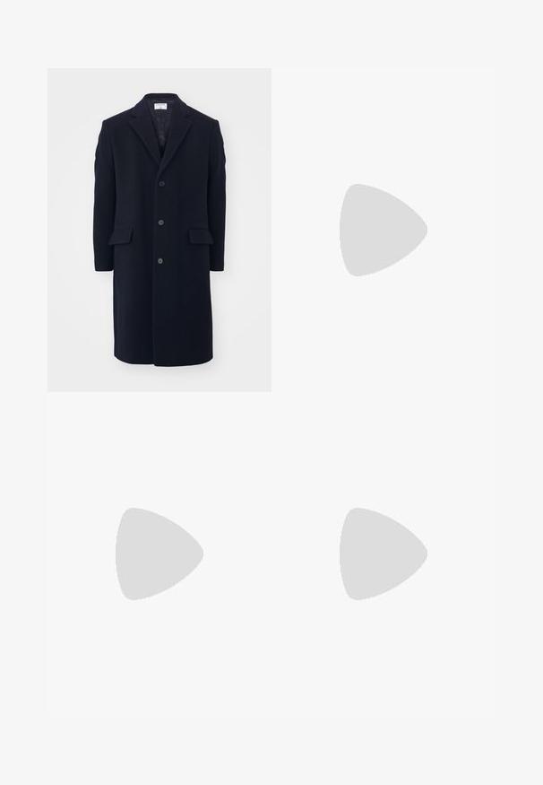 Filippa K RELAXED COAT - Klasický kabát - navy; Bílé bavlněné tričko s krátkými rukávy, kulatým výstřihem a jemným logem "Levi's" tištěným světle barvou na přední straně.; Tmavomodré džíny z denimu se straight střihem, pěti kapsami, kontrastním oranžovým šitím a knoflíkovým zapínáním. Žádné viditelné vzory ani ozdoby.; Černé kožené společenské boty s kulatou špičkou, šněrováním a nízkým podpatkem. Hladký povrch s minimálním šitím.