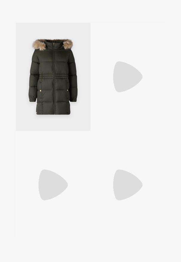 Vero Moda Petite VMPINAR COAT - Ziemas mētelis - dark green; Melnas kokvilnas t-krekls, īsām piedurknēm, apaļš kakls, brīvs piegriezums, gluda tekstūra, vienkāršs dizains, bez rakstiem vai akcentiem.; Melnas platās bikses ar gludu tekstūru, ar platu jostasvietu un sānu kabatām, veidotas minimalistiskā estētikā.; Bežīgas plakanas čības ar vairākiem plāniem siksniņām un regulējamu sprādzi. Zole ir plakana ar nelielu tumšu kontrastu malā.