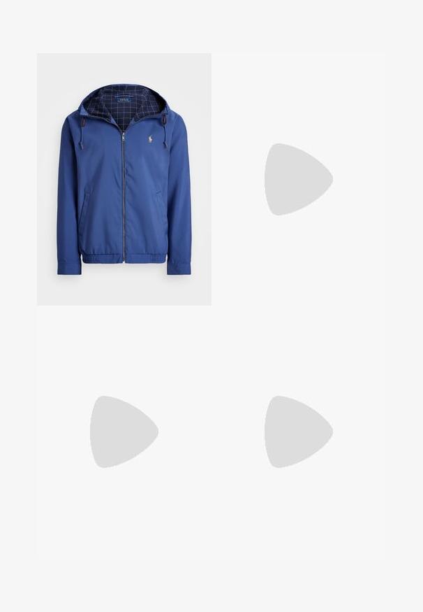 Zila neilona jaka ar kapuci, ar rāvējslēdzēju priekšā, elastīgām aprocēm un apakšmalu. Iekšpusei ir pārbaudes raksts. Mazs logo uz krūšu daļas.; Balta garām piedurknēm pogājamā krekla izgatavots no kokvilnas. Iezīmē klasisku apkakli, poga aproces un mazu tumši zilu izšūtu logo uz krūšu.; Beige kokvilnas bikses ar taisnu griezumu, ar jostu cilpām, plakanu priekšpusi un pielāgotām apakšmalām. Gluda tekstūra un minimāls dizains.; Brūnās ādas laivu kurpes ar auklām, zeltītām acīm un krēma gumijas zoli. Izstrādātas ar paaugstinātu šuvju rakstu uz pirksta.