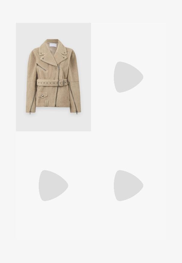 Giacca biker in pile sherpa beige con ampi revers, cerniera frontale asimmetrica, tasche laterali e sul petto con cerniera, vita con cintura e polsini con cerniera.; Top senza maniche rosa chiaro realizzato in un tessuto morbido e elasticizzato. Presenta un scollatura rotonda e spalline sottili, con una texture liscia e una forma aderente.; Pantaloni a gamba larga in cotone beige chiaro, con chiusura a bottone, orlo leggermente sfrangiato e design a vestibilità ampia.; Stivali ankle in suede beige con punta appuntita, dettagli di cucitura curvi e tacco impilato. Presentano una linguetta per una facile infilatura.; Borsa a mano strutturata color crema con cuciture nere a contrasto, caratterizzata da un design geometrico. Texture liscia con accentuazioni in oro.