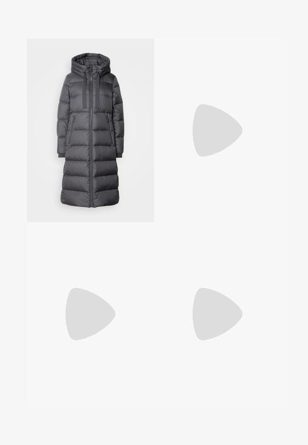 Marc O'Polo LONG COAT FEMININE SHAPE WITH HOOD - Abrigo de plumas - light graphite; Top negro sin mangas hecho de tela suave y elástica. Presenta un escote redondo y tirantes anchos, con una silueta ajustada y una textura suave.; Vaqueros ajustados de cintura alta en denim azul claro. Presenta cinco bolsillos, cierre delantero con botón y detalle de costura clásica en todo su diseño.; Zapatos de cuero negro con puntera redondeada, perfil bajo y diseño de cordones. Combinados con jeans ajustados azules y un fondo de suelo de madera.