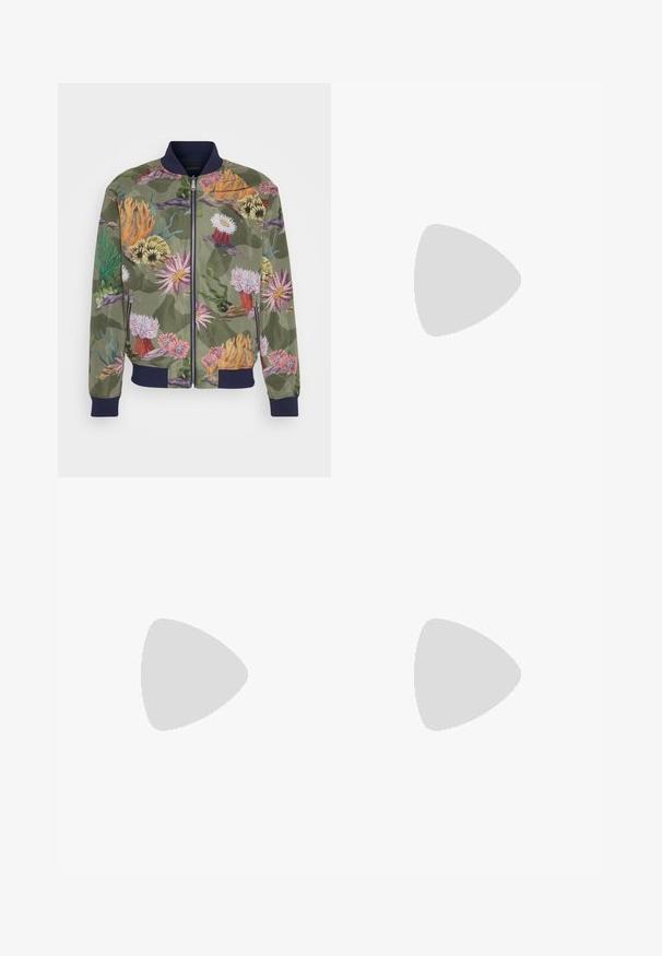 Scotch & Soda PRINTED REVERSIBLE JACKET - Bomberjacke - navy blue/multi-colour; Weißes Baumwoll-T-Shirt mit kurzen Ärmeln, Rundhalsausschnitt und glatter Textur. Einfaches Design ohne Muster oder Grafiken.; Schwarze Denim-Jeans mit geradem Schnitt, ausgestattet mit einem Knopf- und Reißverschluss, fünf Taschen und dezenten Steppnähten.; Wildleder- und Textilsneaker in grün, braun und beige mit drei weißen Streifen. Besitzt einen hellrosa Akzent an der Ferse und eine strukturierte Laufsohle.