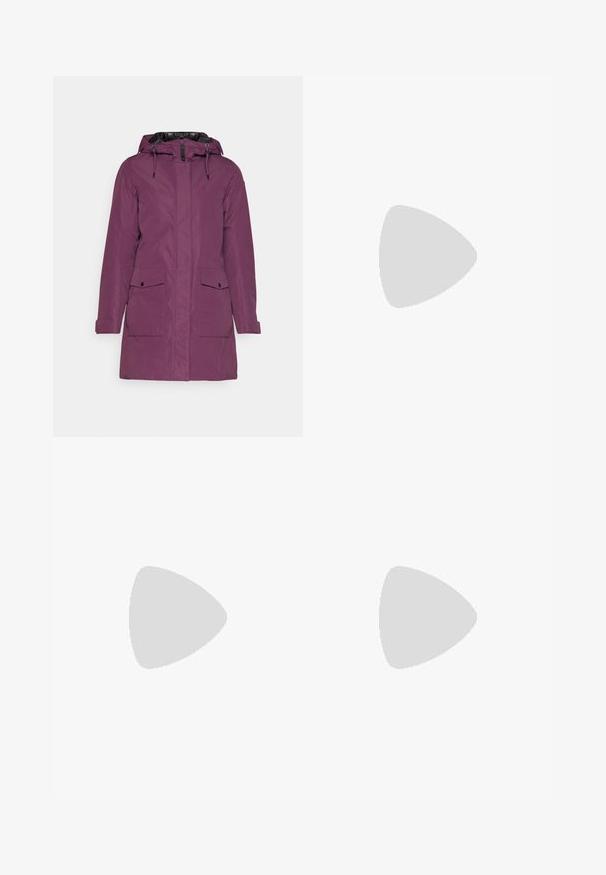 Fialová nepremokavá parková bunda s kapucňou, so zipsovým zapínaním, dvoma prednými vreckami a nastaviteľnými manžetami pre bezpečné nosenie.; Salewa EAGLE LOGO PATCH - Základné tričko - quicksand; Námornícke modré nohavice z hladkej tkaniny, s predným zapínaním na gombík, slim-fit strihom a prešívaním v oblasti kolien.; Columbia PEAKFREAK - Turistické topánky - black
