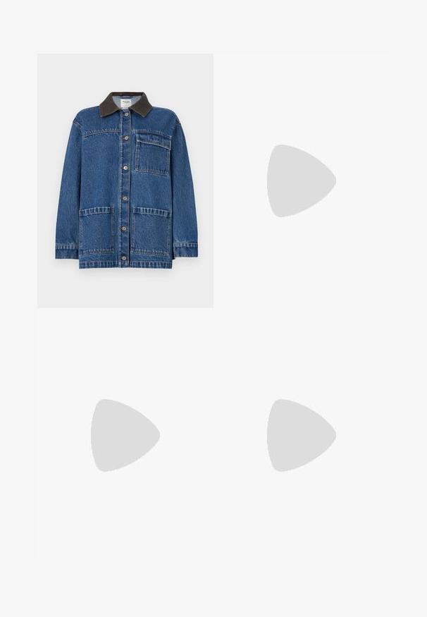 Casaco de ganga azul escuro com colarinho castanho, fecho frontal de botões, um bolso no peito e dois bolsos inferiores. Corte clássico com detalhes de costura.; Camisola branca de manga longa com decote barco. O tecido é suave, ajustado ao corpo, e apresenta um acabamento limpo nas mangas e na barra.; Jeans de denim de perna larga em azul escuro. Apresentam uma cintura alta, fecho com botão e um design clássico de cinco bolsos com costura contrastante.; Sapatilha alta de tela branca com sola de borracha preta, bico de borracha na frente e seis ilhós para os atacadores, apresentando um design limpo e minimalista.