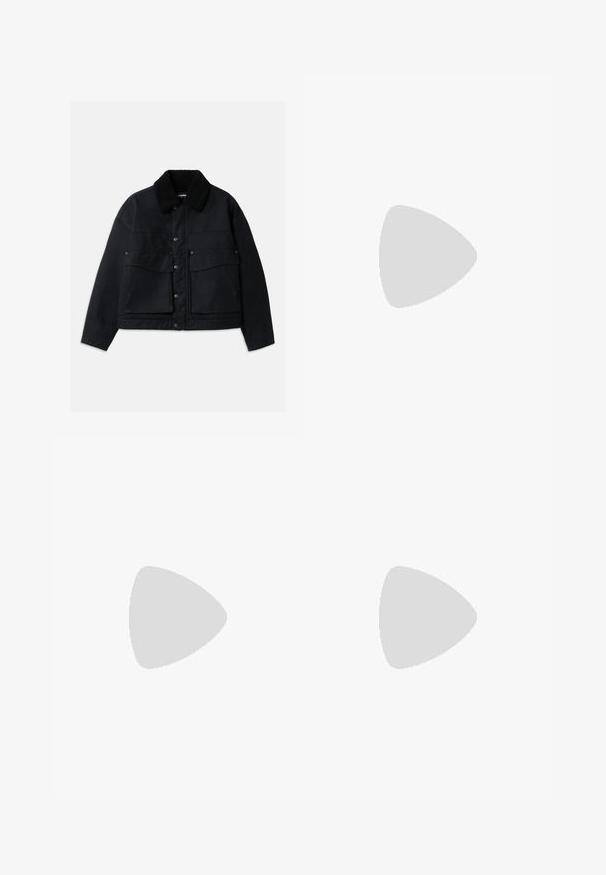 Černá bunda s texturovaným černým beránkem na límci. Obsahuje přední zapínání na knoflíky a dvě velké náprsní kapsy. Materiál vypadá robustně.; Beige pletený svetr s V-výstřihem a dlouhými rukávy. Má uvolněný střih a texturovanou tkaninu pro zvýšení tepla a pohodlí.; Bílý bavlněný tričko s kulatým výstřihem, krátkými rukávy a volnějším střihem. Na výstřihu je štítek s nápisem "WEEKDAY".; Černé skládací kalhoty s rovnými, širokými nohavicemi. Vyrobené z hladké tkaniny, se zapínáním na knoflík a poutky na opasek.; Růžové semišové tenisky s černými pruhy, gumovou podrážkou a strukturovaným fialovým podpatkem. Disponují šněrovacím designem a embosovaným logem na boku.