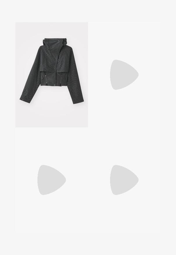 Giacca nera corta con cappuccio, caratterizzata da un motivo geometrico testurizzato, maniche lunghe e tasche laterali con zip. Realizzata in un materiale leggero.; Pullover accorciato in tessuto crema, con colletto alto, chiusura a zip parziale, orlo e polsini elasticizzati, dalla texture liscia e design minimal.; Pantaloni neri leggeri con vita elastica e caviglie arricciate. Il tessuto è liscio e presenta un design rilassato e affusolato.; Sneakers bianchi con piattaforma, caratterizzati da una parte superiore simile alla pelle liscia, forma arrotondata, collo imbottito e suola in gomma testurizzata con scanalature ben definite.; Borsa a mano beige realizzata in materiale morbido, caratterizzata da un design morbido, dettagli cuciti e due manici. Adatta per l'uso quotidiano.