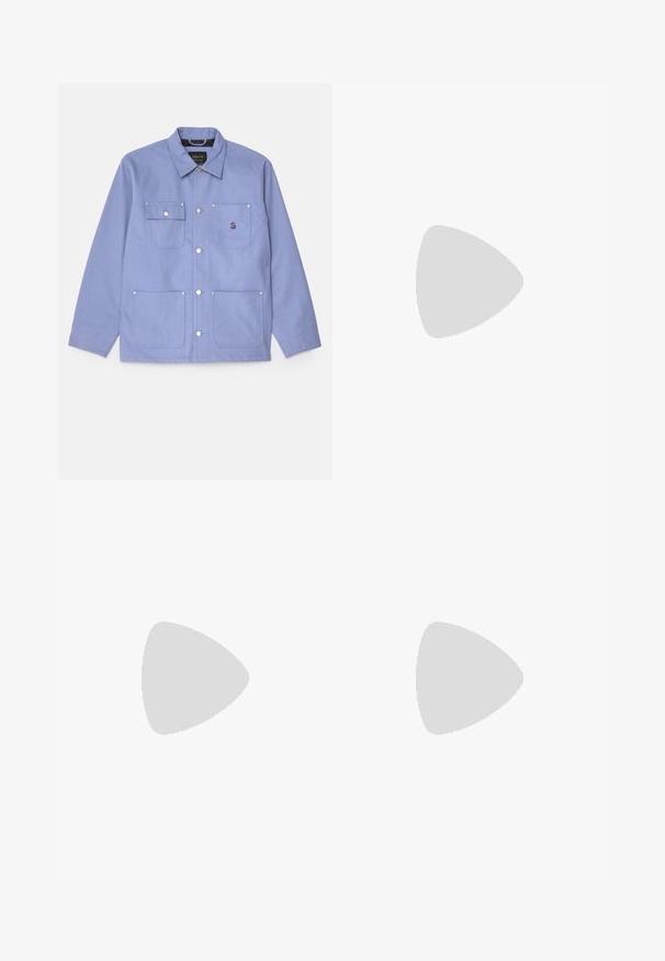 Veste en toile lilas claire avec un col, quatre poches et des fermetures à bouton pression. Couture contrastante le long des coutures.; T-shirt en coton blanc avec un col rond et des manches courtes, comportant un petit logo Adidas noir sur la poitrine.; Pantalons de sport noirs en tissu léger, avec une taille élastique à cordon de serrage et des bandes blanches sur les côtés. Coupe ample avec une texture lisse.; Baskets noir et blanc avec une tige en suède et cuir, comportant trois rayures blanches, un bout perforé et une semelle en caoutchouc gum.