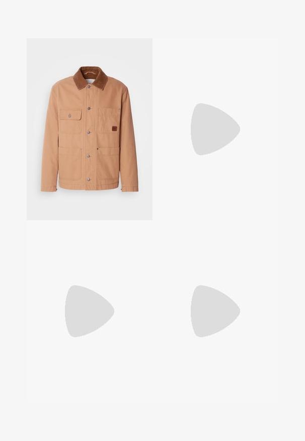 Veste beige en toile de coton avec un col en velours côtelé marron. Elle possède deux poches poitrine, deux poches basses et des fermetures à pression.; Chemise en velours côtelé rayée noire et grise avec un col button-down, deux poches poitrine et des manches longues. Tissu texturé avec une finition lisse.; Pantalons beiges en tissu lisse, présentant une coupe droite, une fermeture à bouton à l'avant et des détails de plis discrets sur le devant.; Sneaker blanc avec accents verts et semelle en caoutchouc noir. Comprend des panneaux en mesh et en synthétique, avec une finition texturée et des coutures visibles.