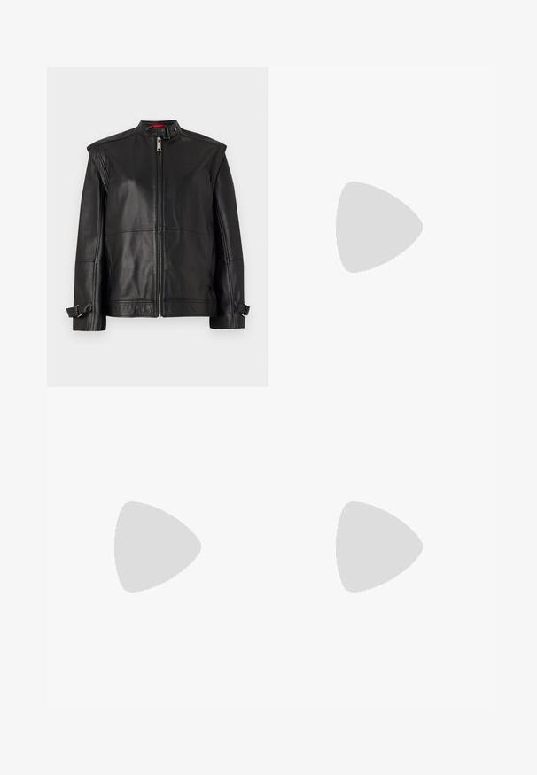 Jachetă din piele neagră cu guler înalt, fermoar în față și bretele laterale la manșete. Textură netedă, cu o siluetă ajustată.; Filippa K BRAID - Pulover - black; Jeans din denim ușor, de culoare albastră, cu croială largă și talie înaltă, având buzunare frontale, închidere cu nasture și detalii de decolorare discrete.; Sandale cu toc din piele maro, cu un design T-strap, decupaje deschise, talpă plată și un toc masiv din lemn cu dungi.