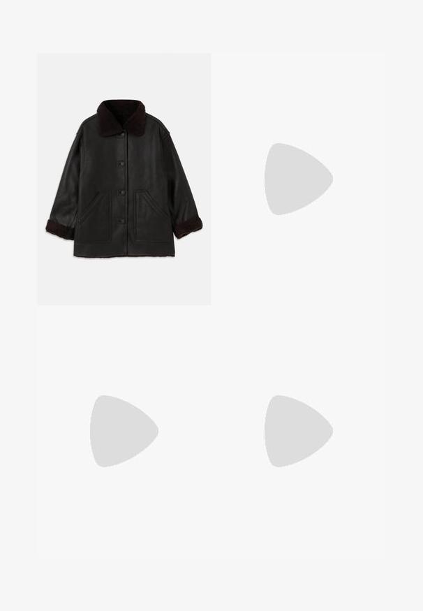 Schwarze Lederjacke mit braunem Schafsfellkragen und -manschetten, ausgestattet mit vorderen Knopfverschlüssen und zwei großen seitlichen Taschen.; Gekürztes Hemd mit Knopfverschluss in hellgrün und weißem Karomuster. Es hat einen weißen Kragen und lange Ärmel mit geknöpften Manschetten. Weicher Stoff.; Beige weite Hosen mit hoher Taille, ausgestattet mit zwei dekorativen Fronttaschen und goldfarbenen Knöpfen auf jeder Seite. Glatte Stofftextur.; Schwarze Absatzsandalen mit dünnen Riemen, strukturiertem Finish, offener Zehenpartie und einem eleganten, spitzen Absatzdesign. Verfügt über eine glatte Innensohle und eine glänzende Oberfläche.; Burgunderfarbene Lederhandtasche mit geschwungener Form, einem goldenen, runden Hardware-Akzent und einem einzigen Schultergurt. Glatte Textur, minimalistisches Design.