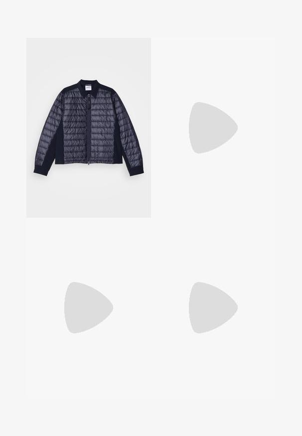 Marineblaue Steppjacke mit einem genähten Muster auf der Vorderseite und glattem Stoff an den Seiten. Mit Reißverschluss und einem detaillierten Kragen.; Schwarzes Baumwoll-T-Shirt mit Rundhalsausschnitt, kurzen Ärmeln und weißem Logodruck auf der linken Brust. Einfaches, einfarbiges Design.; Schwarze Hosen aus einem glatten Stoff, mit einem Faltenwurf vorne, einem Knopfverschluss und umgeschlagenen Säumen am Knöchel.; Schwarze Lederloafers mit glatter Textur, rundem Zehenbereich und einem dekorativen Riemen über dem Vorderfuß. Niedriger, gestapelter Absatz, minimalistisches Design.