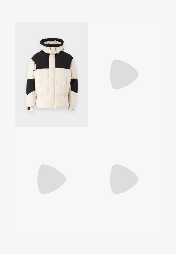 Jack & Jones JCOURBAN PUFFER - Vinterjakker - moonbeam\black; Hvid bomulds T-shirt med korte ærmer, rund halsudskæring og en afslappet pasform. Glat tekstur uden synlige mønstre eller detaljer.; Blå denimjeans med lige ben, der har en falmet vask, bæltestropper, forlommer og en enkelt baglomme.; Hvide lædersneakers med en glat finish, rund tå, flade snørebånd og en struktureret sål. Grå ruskindsdetalje ved hælen.