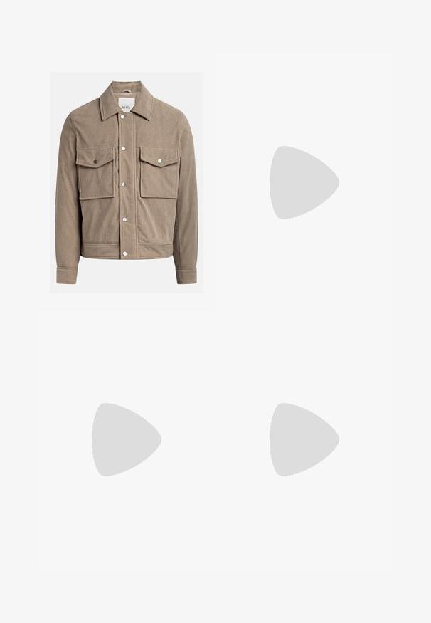 En tan corduroyjakke med knaplukning foran, to brystlommer og ribbet tekstur. Den har metaltrykknapper og en krave.; Hvid bomulds T-shirt med korte ærmer, rund halsudskæring og en afslappet pasform. Glat tekstur uden synlige mønstre eller detaljer.; Sorte bukser med plisseret frontdesign, lavet af glat stof. Har knaplukning og bæltestropper; lige pasform.; Hvide lædersneakers med snørebåndslukning, tekstureret overflade og en tyk hvid gummisål med en savtaket kant for bedre greb.