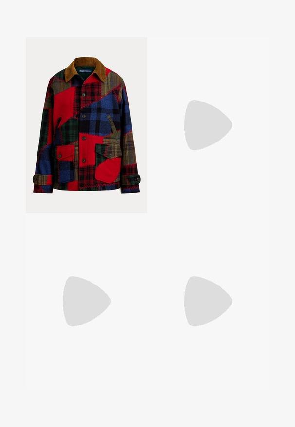 Jachetă patchwork cu un amestec de țesături roșii, albastre, verzi și maro. Guler din catifea deanotată, închidere cu nasturi și două buzunare frontale. Model texturat.; Cămașă polo albastru închis, fabricată dintr-un material tricotat, cu un model de cablu, guler cu două butoane și un mic emblema roșie pe pieptul stâng.; Pantaloni drept de culoare bleumarin, cu bucle pentru curea, închidere cu nasture și buzunare laterale, pe un fundal deschis simplu.; Adidași din piele albă cu accente burgundii, vârf rotund, logo embosat și șireturi plate. Talpă texturată și detalii cu finisaj neted.; Geantă de umăr din piele maro cu o formă curbată, accesorii din aur, detaliu cu clip superior și un accent cu logo. Textură netedă cu margini cusute.