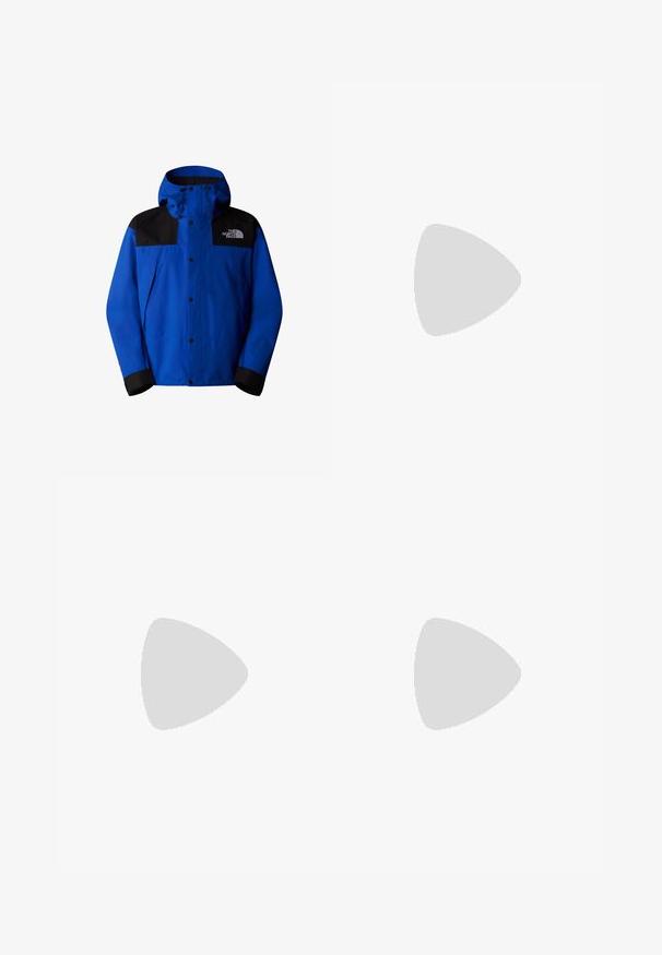The North Face M DRYVENT MONO MOUNTAIN JACKET - Outdoorjacke - tnf blue tnf black; Schwarzes Baumwoll-T-Shirt mit kurzen Ärmeln, Rundhalsausschnitt und einem kleinen weißen Logo auf der linken Brust. Schlichtes Design, glatte Textur und lockere Passform.; Schwarze Sporthosen aus leichtem Stoff, mit einem Kordelzugbund, seitlichen Taschen und schmal zulaufenden Bündchen an den Knöcheln.; Schwarzer Outdoorsneaker mit einem Obermaterial aus Wildleder, strukturierter Gummisohle und robustem Schnürsystem. Verfügt über eine verstärkte Ferse und das Markenlogo an der Seite.