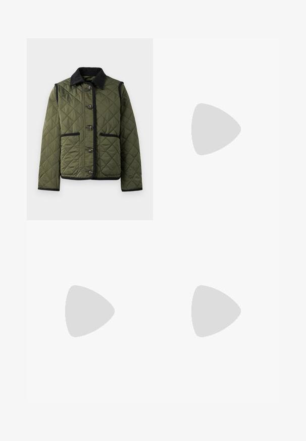 Quiltet grønn jakke med svart kordfløyelskrage, frontlommer og knappelukking. Har kontrasterende svart kant langs kantene og lommene.; Svart langermet genser med høy hals. Myk stoff, tettsittende design, høy krage og sidesømmer. Enkelt og allsidig stil som er egnet for lagdeling.; Svart, ankel-lang kjole laget av myk, elastisk stoff med rynket midje og justerbare snorer på sidene, som skaper en flytende silhuett.; Sorte lærkne-høye støvler med firkantet tå, smal hæl og en vertikal sømdetalj langs den ytre skaftet. Glatt tekstur.