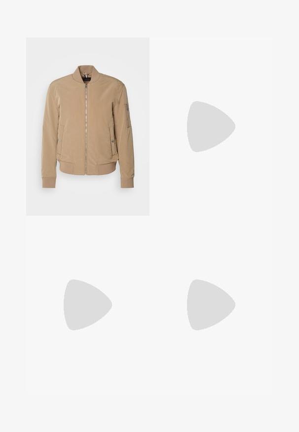 Veste bomber beige avec une texture lisse, fermeture éclair, poches latérales et manches côtelées. Équipée d'un col montant et d'un logo de marque subtil.; T-shirt noir à manches courtes en coton mélangé doux, avec un col rond et un design minimaliste sans motifs ni accents.; Pantalons en denim noir à coupe droite, avec une taille standard, cinq poches et une fermeture à bouton. Texture lisse sur toute la surface.; Baskets en cuir noires à tiges basses avec lacets noirs et semelle ivoire, présentées en profil latéral sur fond blanc.