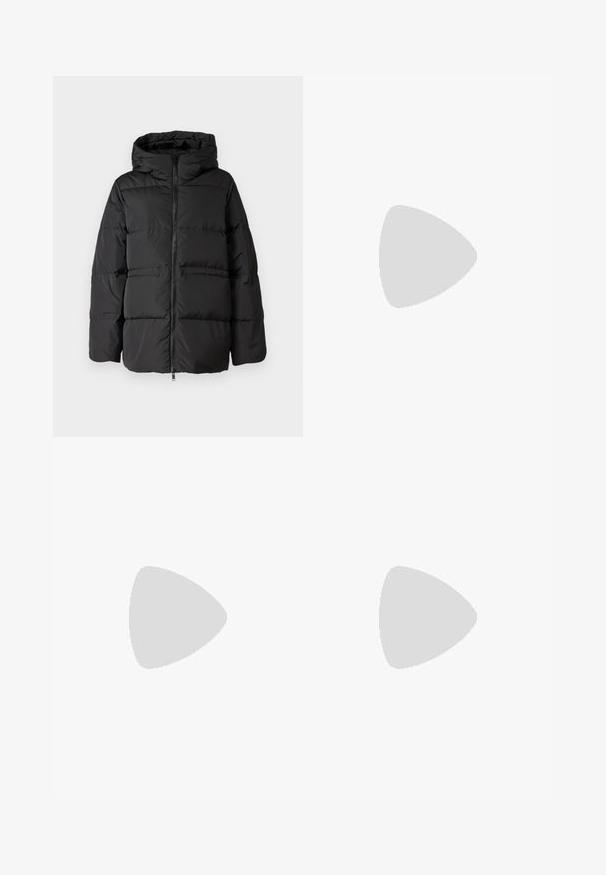 Svart dunjakke med hette, frontglidning og horisontal søm for isolasjon. Glatt tekstur med en boksformet fasong.; Svart bomulls T-skjorte med korte ermer, med en liten rosa sommerfugl grafikk på venstre bryst. Crew-neck design med en avslappet passform.; Svarte, lette bukser med elastisk liv og rynkede ankler. Stoffet er glatt og har en avslappet, innsvingt design.; Svarte sneakers med en kraftig gummisåle, teksturert stoffoverdel, rund tå og snøring. Har forsterkede snørehull og bakre trekkstang.