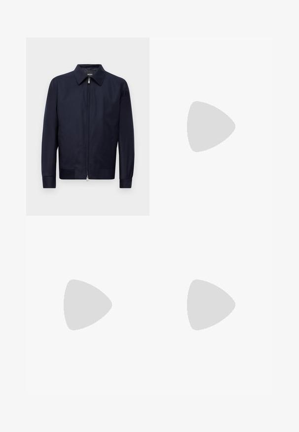 Jaqueta azul-marinho com fecho, com colarinho, mangas longas e dois bolsos frontais, exibida contra um fundo branco liso.; BOSS TEE - T-shirt básica - open white; Calças de algodão bege com corte reto, apresentando um fecho de botão e pregas na frente para um detalhe adicional.; Sapatilhas brancas com um cabedal em couro liso, bico redondo e sola plana. Detalhe preto no calcanhar, com atacadores tonais e uma marcação minimalista.