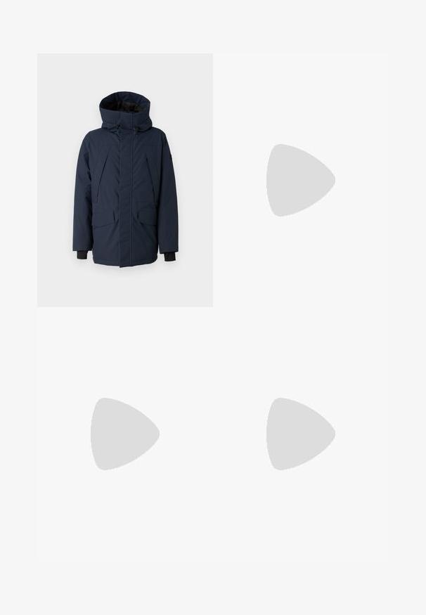 Námořnická modrá zateplená parka s vysokým límcem, nastavitelnou kapucí, předním zipem a velkými klopovými kapsami. Obsahuje žebrové manžety pro teplo.; Bílé bavlněné tričko s kulatým výstřihem a krátkým rukávem, na přední straně s potiskem zlatého loga EA7 Emporio Armani.; Černé sportovní šortky vyrobené z měkké látky, s elastickým pasem a malým žlutým logem EA7 na dolní části levé nohy.; Bílé tenisky se semišovými prvky, kulatou špičkou, plochými tkaničkami a krémovou gumovou podrážkou. Na patě mají zelené logo.