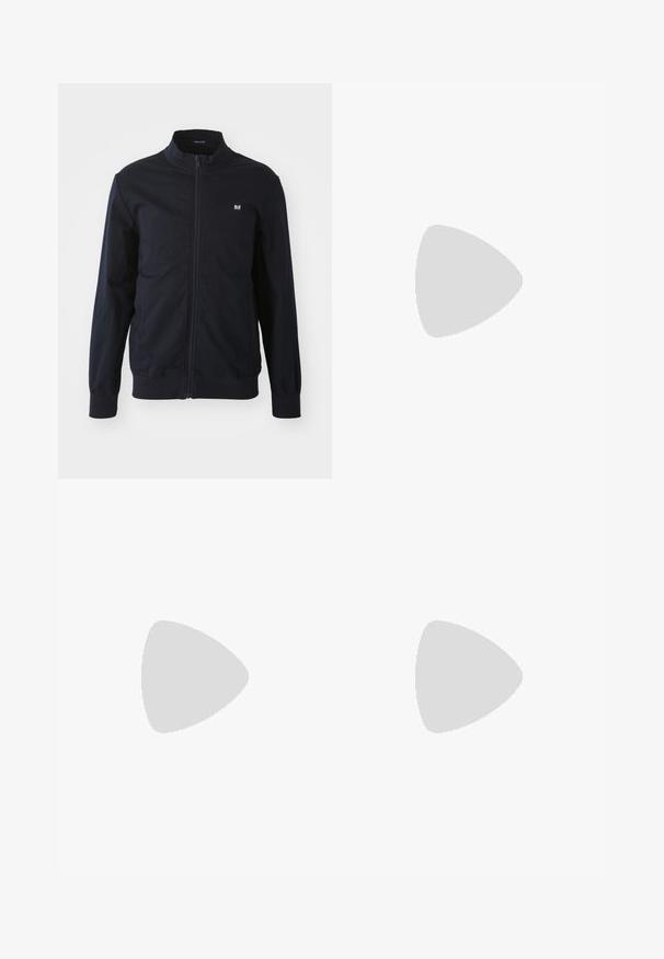 Marineblå lynlåsjakke med ståkrave, elastiske manchetter og kant. Har et lille logo-patch på venstre bryst og sidelommer.; Tre ensfarvede hvide bomulds t-shirts med korte ærmer. Hver shirt har en rund halsudskæring og et lille sort logo mærke på venstre side.; Sorte denim bukser med bred benlængde og høj talje, der har fem lommer og knaplukning. Stoffet har en glat tekstur og let stræk.; Navyblå ruskinds Adidas sneakers med lyseblå striber, gummisål, lyseblå hælflap og guld "Spezial" branding på siden.; Sorte ovale solbriller med mørke linser, tykke rammer og sølvprikker som pynt på siderne. Glat plastmateriale, moderne design.