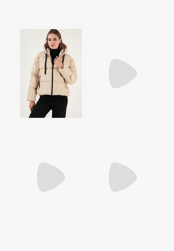 Béžová prešívaná bunda s kapucňou, so zipsovým uzáverom, čiernymi akcentmi a rebrovanými manžetami. Prešívaná textúra dodáva objem a teplo.; Biela krátkopsová tričko vyrobené z bavlny. Má okrúhly výstrih a voľný strih. Hladká textúra bez viditeľných vzorov alebo akcentov.; Biele široké nohavice z ľahkého materiálu s elastickým pásom a šnúrkou na nastavenie veľkosti. Hladká textúra.; Stradivarius Tenisky - white