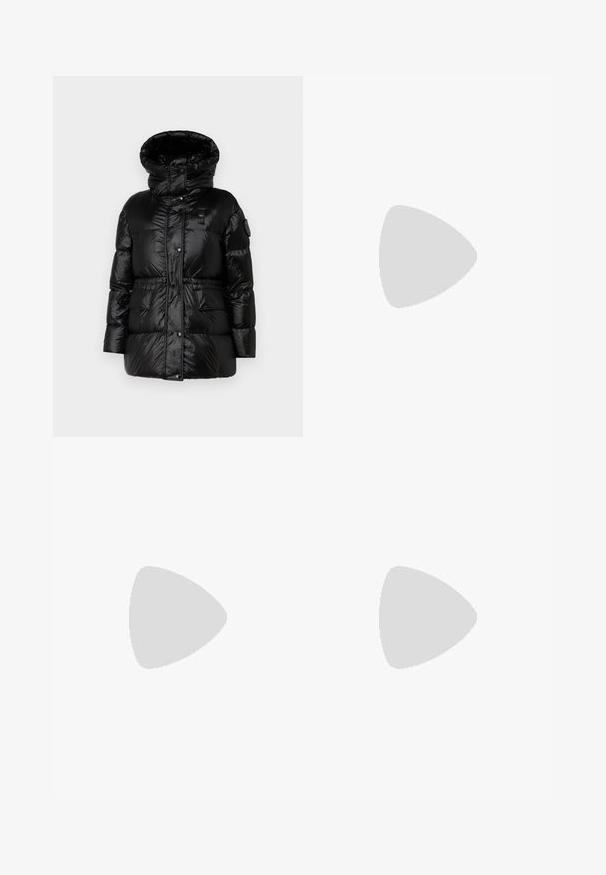 Sort pufferjakke med høj krave, skinnende tekstur, frontknapper, elastisk talje og to forlommer. Har et logo-patch på ærmet.; Sort bomulds t-shirt med korte ærmer, rund halsudskæring og lille hvid "Calvin Klein" logo på brystet. Glat tekstur, klassisk pasform.; Lyseblå denim jeans med høj talje, bred benåbning, to sidelommer og plisseret design. Blød tekstur med et falmet finish.; Sorte spidse slingback-sko med en lav hæl, lavet af glat læder og med udskæringer på siden for åndbarhed.