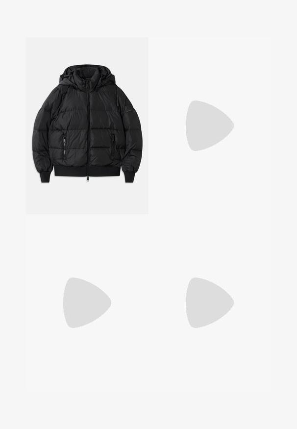 Veste doudoune noire avec une capuche, fermeture éclair à l'avant et deux poches latérales zippées. Comprend des poignets et un ourlet côtelés, texture lisse et brillante.; T-shirt en coton noir avec des manches courtes et un col rond, orné d'un logo en cursive "Armani Exchange" en blanc.; Pantalons en cuir synthétique noirs à coupe large, avec des coutures blanches, des poches avant et un bouton doré à la taille.; Bottines Chelsea noires en cuir lisse avec des panneaux latéraux élastiques, une semelle en caoutchouc épaisse et nervurée, et une languette à l'arrière.