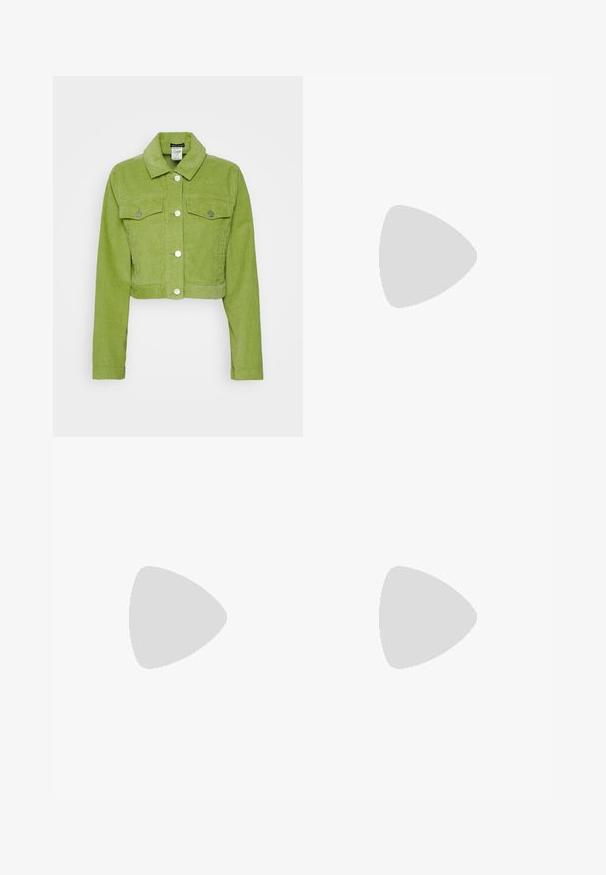 Afskåret fløjljakke i lys grøn med krave, to forlommer og sølvknaplukninger. Glat tekstur.; Cremefarvet bomulds t-shirt med et retro grafisk design med palmer, sol og "ROXY SINCE 1990" i orange og teal accenter. Korte ærmer.; Bredde ben, flødefarvede bukser med elastisk talje og snor. Glat, let linnedstof uden synlige mønstre eller hardware.; Hvide Nike sneakers med røde detaljer, parret med sorte bukser med blomstermønster. Teksturen er glat med en flad flet-sål.