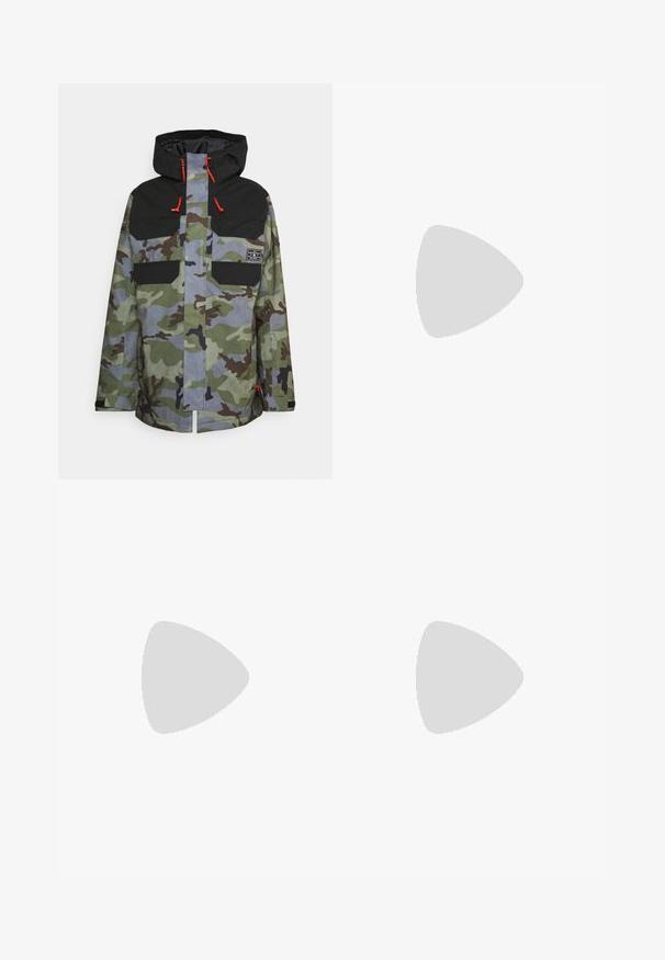DC Shoes HAVEN JACKET - Casaco de snowboard - woodland; T-shirt de manga curta com impressão de camuflagem realista de casca de árvore e folhas, e com um grande texto branco desbotado no peito.; Calças de treino pretas feitas de tecido suave, com cintura elástica e cordão ajustável, e um pequeno detalhe de logótipo na lateral.; Sapatilhas desportivas pretas com tecido texturizado e solas em borracha, apresentando atacadores elásticos e um detalhe azul no calcanhar. Usadas com calças de ganga claras.