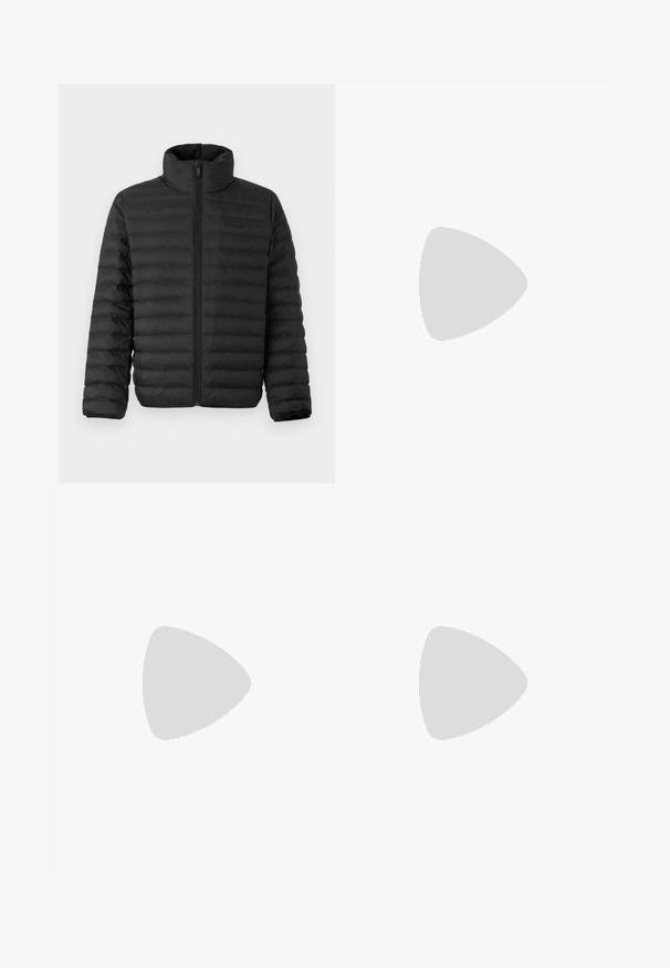 Zwarte pufferjack met een hoge kraag, horizontaal gestikt ontwerp en een rits aan de voorkant. Zacht, waterafstotend materiaal met een minimaal merkdetail.; Witte katoenen t-shirt met een zwart "CK" logo en de tekst "Calvin Klein Jeans", korte mouwen en een klassieke ronde hals.; Blauwe denim jeans met een slim fit, midden taille, vijf zakken, vervaagde was en lichte slijtage aan de voorkant en achterkant.; Zwarte wandelschoenen met een gelaagd ontwerp, textiele stof en rubberen zool, met verstevigde delen en een vetersluiting aan de voorkant.