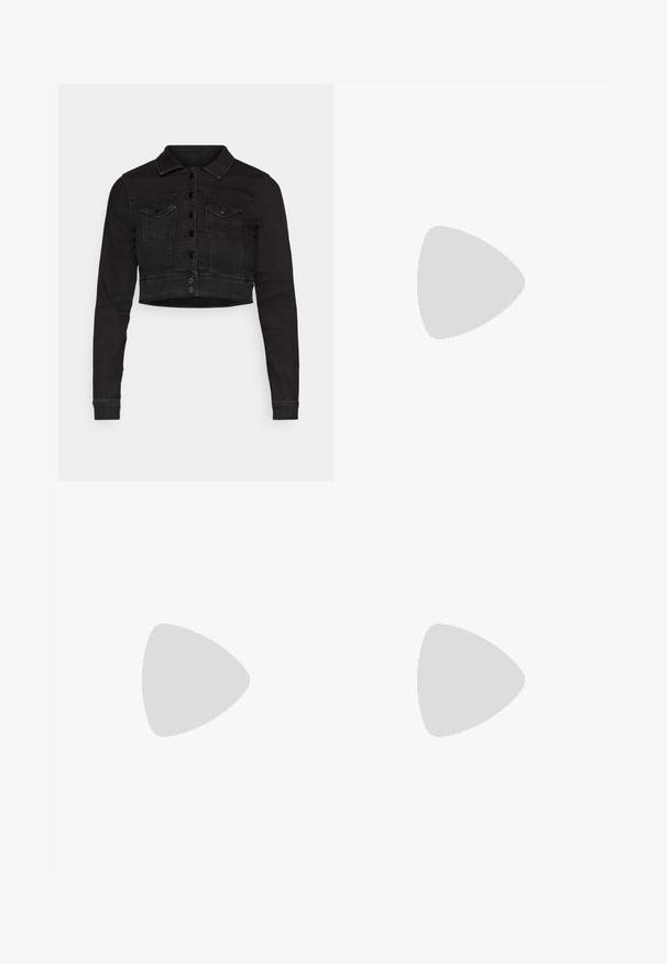 ONLY ONLNEW WESTA CROPPED JACKET - Spijkerjas - washed black; Zwarte geribbelde crop tanktop met een ronde halslijn en mouwloos ontwerp. Gemaakt van zachte, rekbare stof, met een nette afgeronde rand.; Zwarte cargo pants met een hoge taille, plooien aan de voorkant, twee zijzakken en een relaxte pasvorm, gemaakt van stevige stof met een gladde textuur.; Zwarte high-top sneakers met witte veters, een wit logo en contrasterende witte stiksels. Heeft een dikke witte zool en een bovenwerk van gestructureerd suede.; Metalen zonnebril met ovale groene lenzen. Dunne zilveren metalen rand en zwarte oorstoppers. Minimalistisch ontwerp, zonder zichtbare logo's.